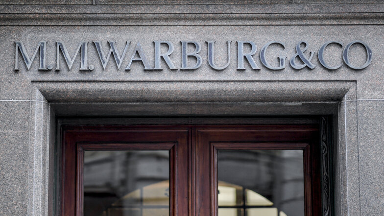 Die Privatbank M.M. Warburg, die in die Geschäfte involviert war, muss gut 176 Millionen Euro Steuerschulden zahlen.
