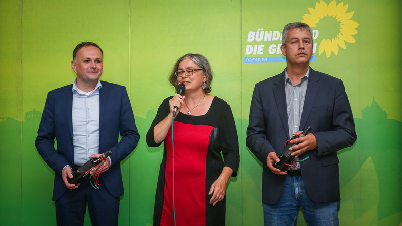 Eva Jähnigen bei ihrer Wahlparty, unterstützt von André Schollbach (l., Linke) und Albrecht Pallas (r., SPD), die Wahlempfehlungen für die Grünen-Kandidatin ausgesprochen hatten.