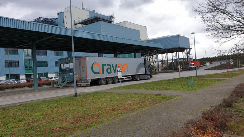 Ein mit Hausmüll beladener Lastwagen des regionalen Abfallverbandes Oberlausitz-Niederschlesien (Ravon) verlässt die Waage an der Thermischen Abfallbehandlungsanlage in Lauta.