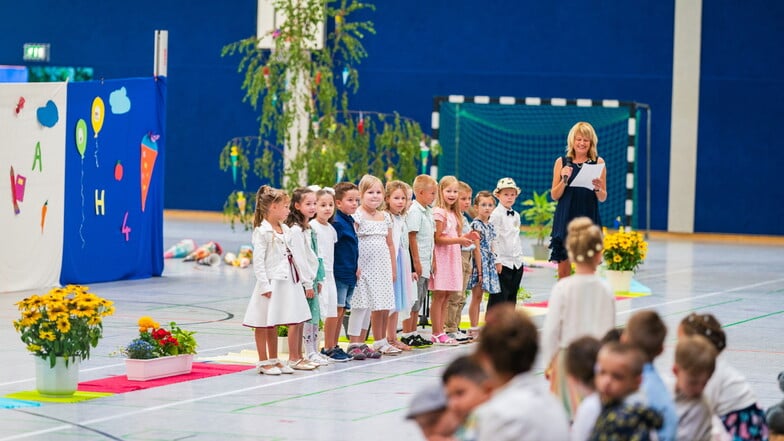 Die Schulleiterin stellt die    neuen Schüler vor.