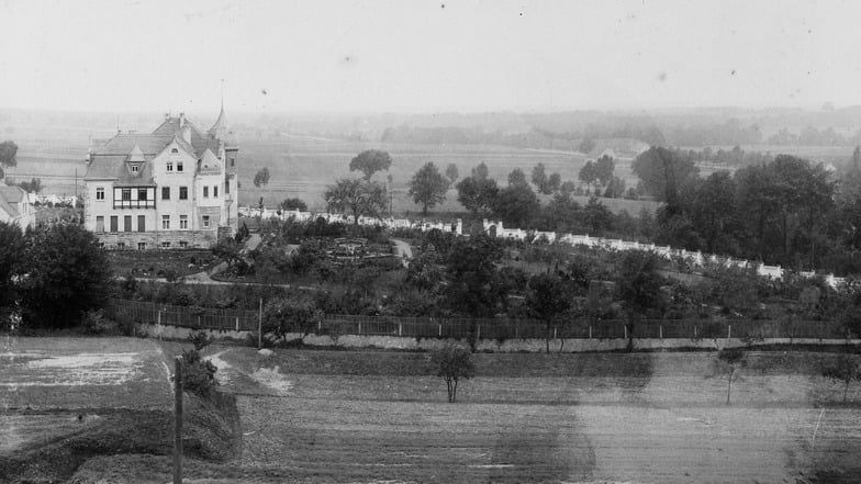 Die Villa Mitscherling in Radeburg 1904, kurz nach ihrem Entstehen vor 120 Jahren. Durch die noch kleinen Bäume war das Haus gut sichtbar.