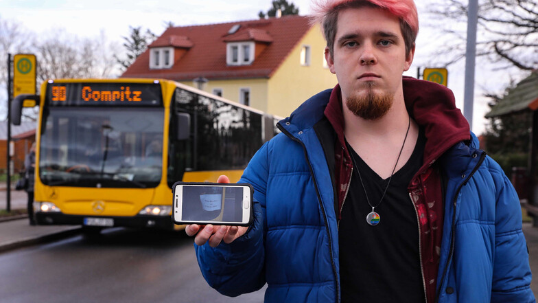 Peter Dörffel hat als erster das Schild mit der Aufschrift "Diesen Bus steuert ein Deutscher Fahrer" im Fenster eines Linienbusses fotografiert und auf Twitter die Dresdner Verkehrsbetriebe damit konfrontiert. Nun wird er bedroht.