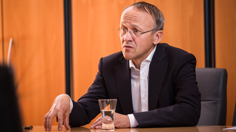 Finanzbürgermeister Peter Lames erläutert die finanziellen Auswirkungen durch die Corona-Krise für Dresden.