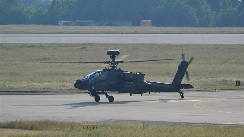 Die meisten Helikoptern handelt es sich aber um Boeing AH-64 Apache.