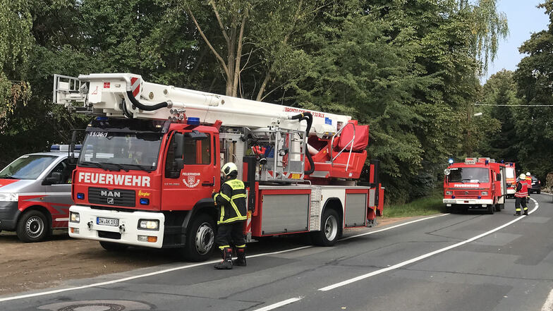 Die Feuerwehr Dippoldiswalde ist hier bei einem Brand in Reinholdshain im Einsatz. Laien sehen es der Technik nicht an, aber sie ist teilweise überaltert.