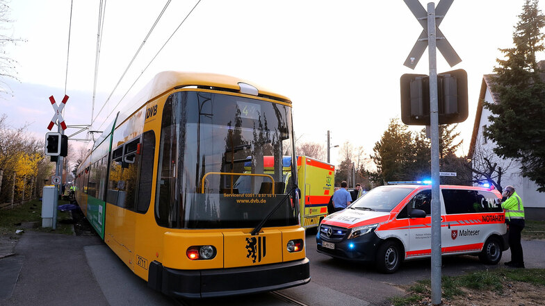 Ein tödlicher Verkehrsunfall hatte sich am Donnerstagnachmittag an einem Straßenbahnübergang in Weinböhla ereignet.