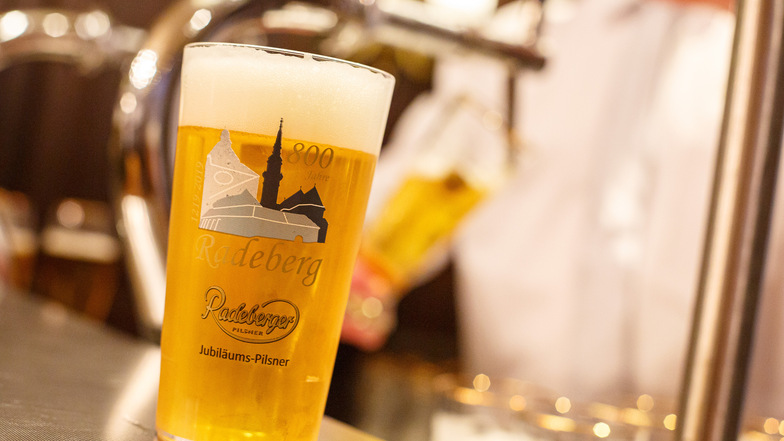Da kommt der Durst von allein: Die Radeberger Brauerei hat ein spezielles Bier zum Stadtjubiläum gebraut. Es hat mehr Stammwürze und einen intensiveren Goldton als ein klassisches Pilsner.