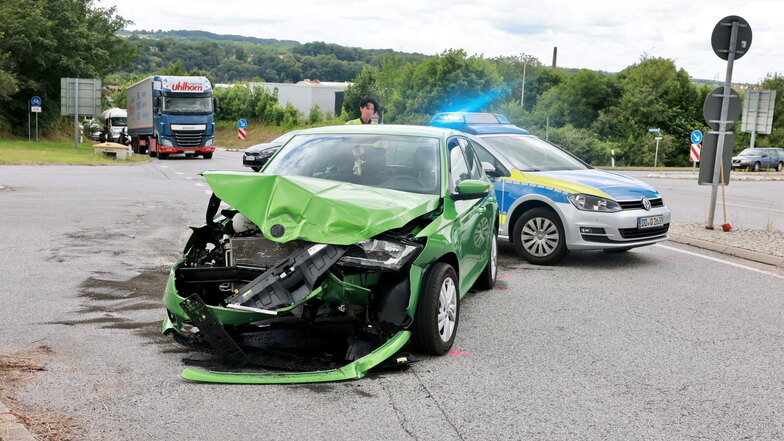 Unfallaufnahme: Der grüne Skoda Fabia wurde stark beschädigt, der Fahrer musste ins Krankenhaus.