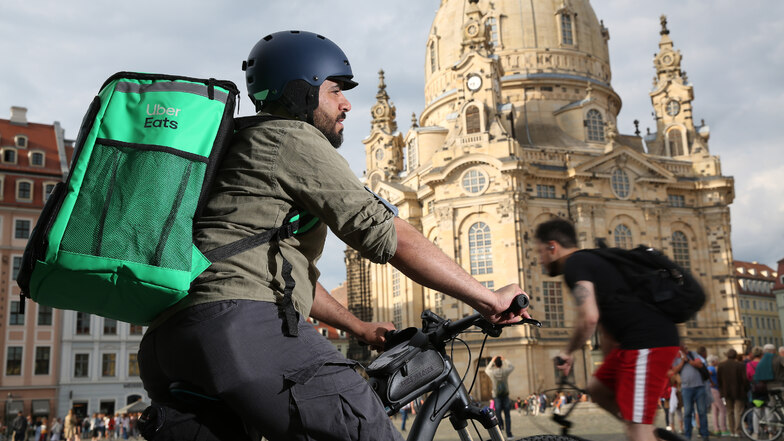 Etwa 20 Kuriere des Lieferdienstes Uber Eats werden ab Donnerstagmittag in Dresden unterwegs sein.