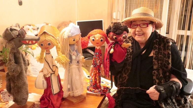 Brigitte Führer (84) aus Hoyerswerda zeigt zu Hause einige ihrer Puppen wie Rotkäppchen, Wolf, Schneekönigin, Zöpfchen und Teufel. Ein Teil ihres Bestandes ist jetzt in der Weihnachtsausstellung im Zejler-Smoler-Haus Lohsa zu sehen.