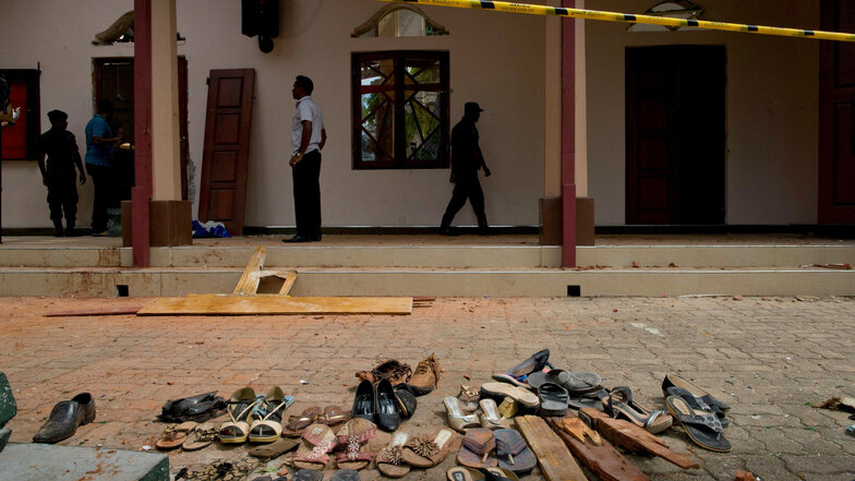Schuhe und persönliche Gegenstände von Opfern liegen an der durch eine Explosion beschädigte St.-Sebastians-Kirche in Negombo (Sri Lanka).