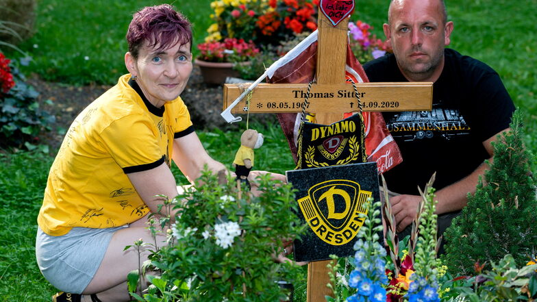 Jacqueline Sitter und Gerd Matejo legen auf dem Bautzener Taucherfriedhof gemeinsam die Grabplatte mit dem Dynamo-Logo auf die letzte Ruhestätte von Thomas Sitter, der wie sie großer Dynamo-Fan war.