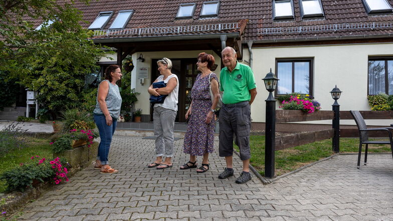 Katrin Brauer begrüßt Doren Harz aus Groß Köris sowie Carmen und Bernd Scheibner aus Cottbus in ihrer Pension Am Kirschberg.
