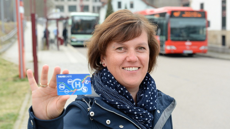 Die Dippserin Jana Roche nimmt den Bus, um zur Arbeit nach Glashütte zu kommen. Das Ticket bezahlt ihr Arbeitgeber.