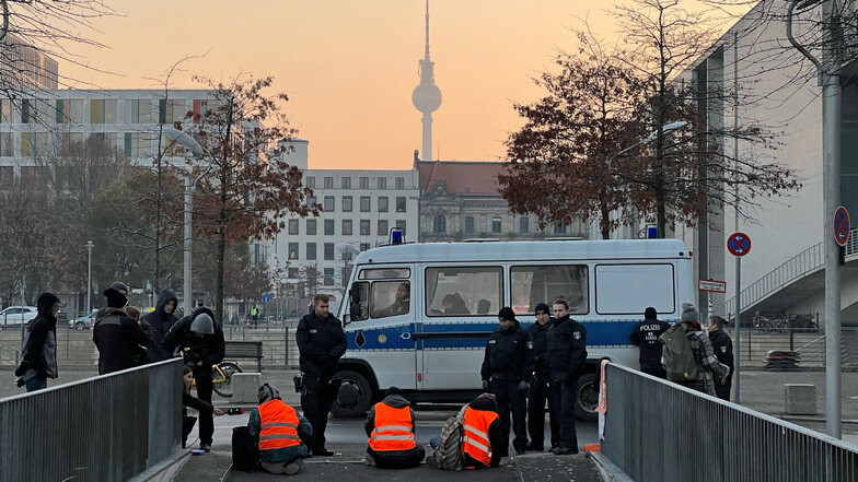 Klima-Protestler blockieren am frühen Morgen eine Zufahrt zur Tiefgarage des Bundestages.