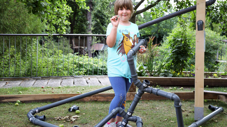 Lia-Marie (7) aus Dommitzsch bei Torgau testet die neue Murmelbahn im Riesaer Tierpark.