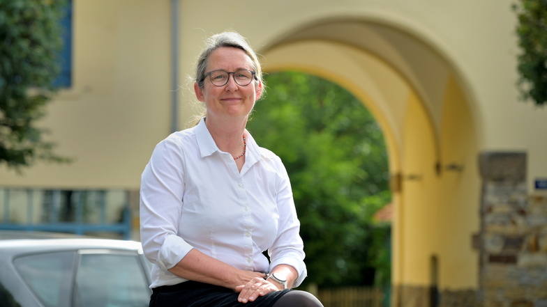 Bettina Kempe-Gebert sitzt auf dem Hellerauer Marktplatz. Die Klotzscherin kandidiert für die CDU und will in den neuen Dresdner Stadtrat.