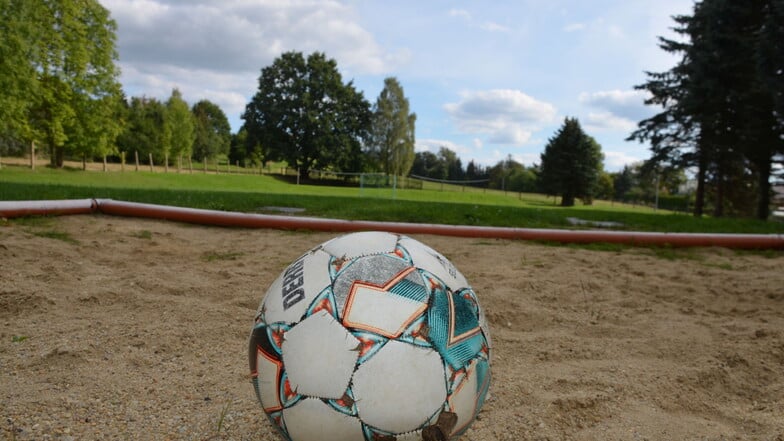 Auf dem Sportplatz an der Grundschule Reichenbach ist ein Unternehmen mit schwerer Technik zugange. Es gab einen Unfall - glücklicherweise ohne schlimme Folgen.