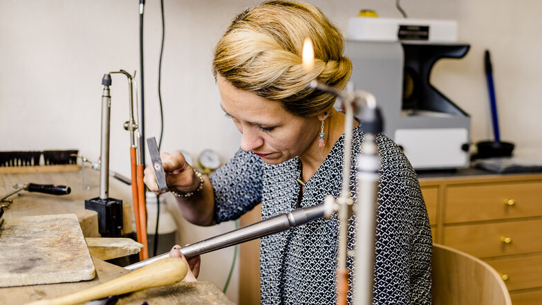 Sarah Böhme in ihrer Werkstatt in Dippoldiswalde: „Ich liebe es, handwerklich zu arbeiten und Neues entstehen zu lassen“, sagt sie.