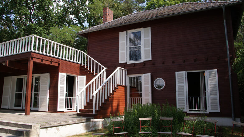 Schlicht und funktional: Das Sommerhaus in Caputh war für Albert Einstein einige Jahre ein Zufluchtsort. Rechts unten das Arbeitszimmer des Physik-Nobelpreisträgers
