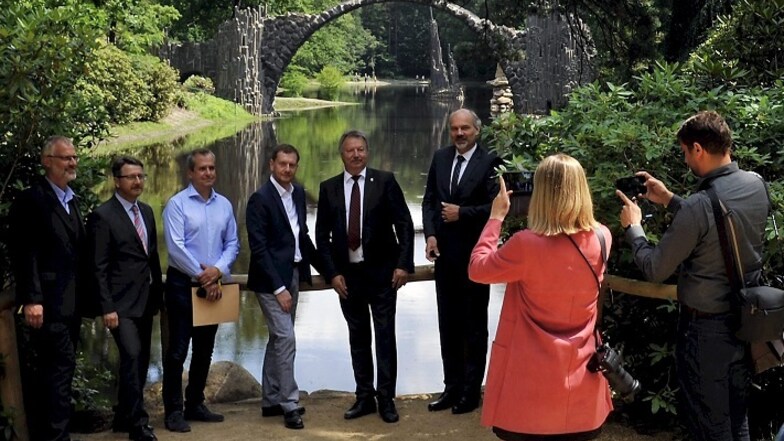 Die Rakotzbrücke. Die Basaltbogenbrücke ist das Fotomotiv schlechthin für alle Besucher des Kromlauer Parks. Auch am Sonnabend fanden sich Ministerpräsident Michael Kretschmer (Mi.), der Gablenzer Bürgermeister Dietmar Noack (2.v.re.) und andere Gäs