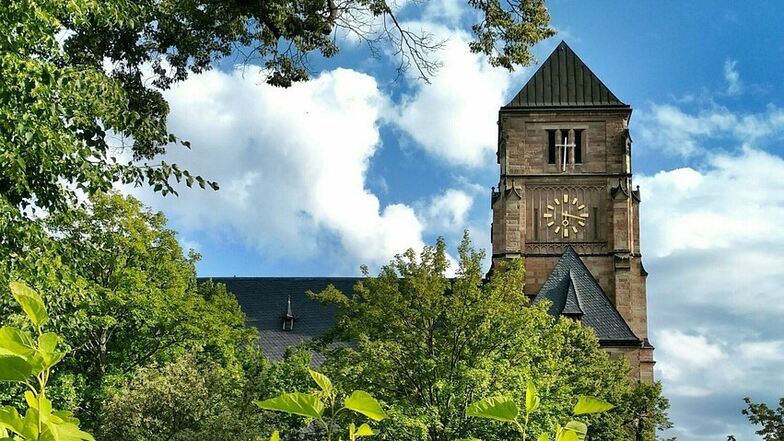 Unbekannte sind in der Nacht zu Montag in die Chemnitzer Schlosskirche eingebrochen. Dabei seien zwei Türen beschädigt und eine etwa 1,60 Meter lange Orgelpfeife gestohlen worden.