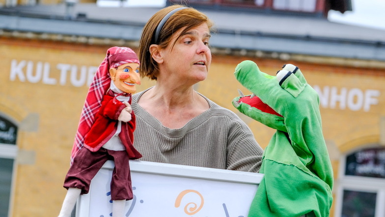 Puppenspielerin Cornelia Fritzsche trat mit Kasper und Krokodil am Kultur-Bahnhof Radebeul auf.