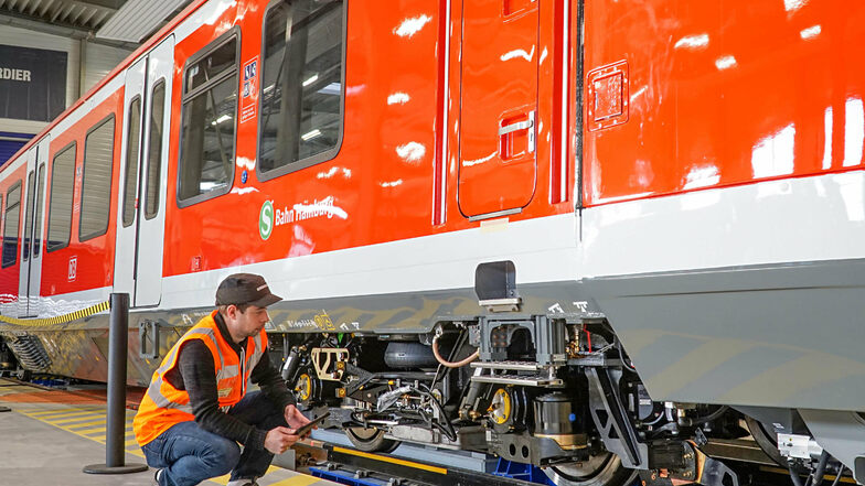Bombardier-Mitarbeiter Rico Pretze prüft im Bautzener Werk die Räder eines neuen S-Bahn-Wagens für Hamburg. 2021 will der französische Alstom-Konzern den Konkurrenten Bombardier übernehmen.