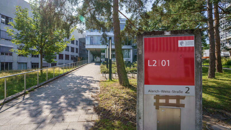 Das Gebäude L201 auf dem Campus Lichtwiese der TU Darmstadt. Hier gab es nach dem mutmaßlichen Giftanschlag sieben Menschen mit Vergiftungserscheinungen.
