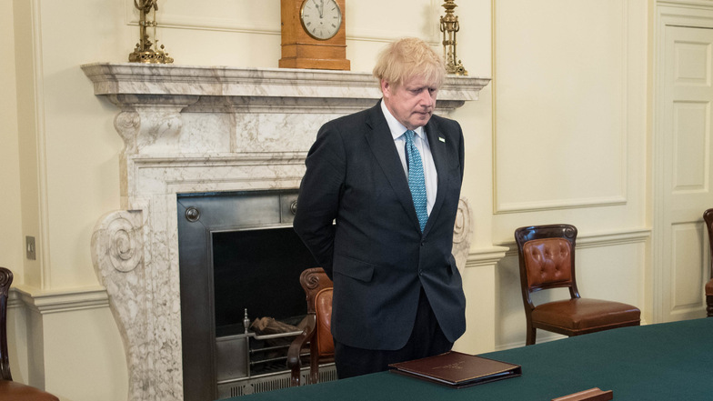 Boris Johnson nimmt an einer Schweigeminute teil zum Gedenken an die etwa 100 Ärzte und Pfleger, die an den Folgen einer Corona-Infektion gestorben sind. Der Premierminister zeigte anfangs wenig Interesse an der Ausbreitung des Virus.