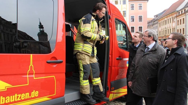 Vorführung der neuen Feuerwehrfahrzeuge auf dem Bautzener Hauptmarkt. Fragen zum Mannschaftzstransportwagen werden beantwortet.