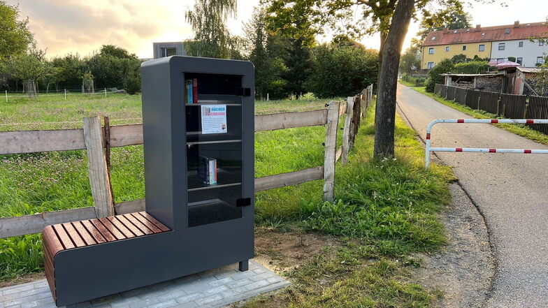 Stolpen punktet jetzt mit ziemlich eleganten Bücherschränken. Der erste wurde vor wenigen Tagen aufgestellt. Insgesamt werden es neun sein.