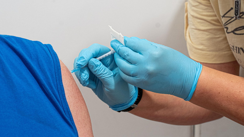 Für Mitarbeiter im Gesundheitswesen gilt seit Mitte März die einrichtungsbezogene Impfpflicht gegen das Coronavirus. Wer keinen Nachweis darüber erbringt, muss mit einem Bußgeld rechnen.