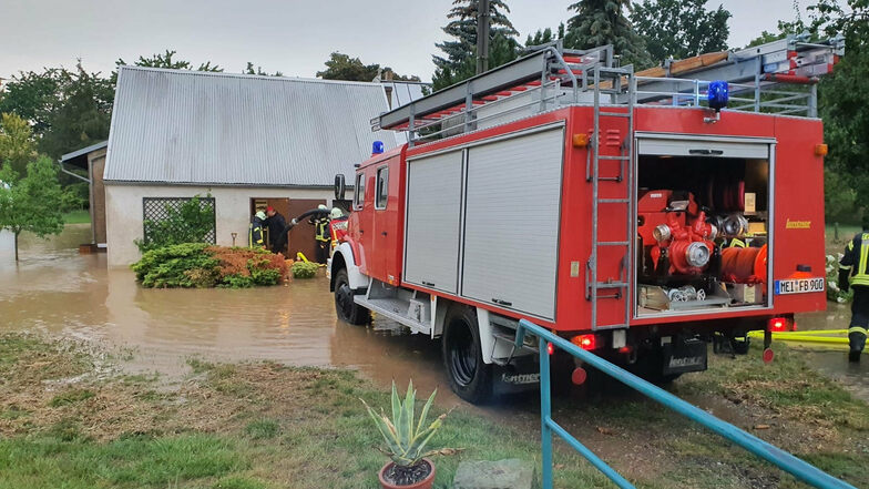 In Baßlitz kämpfte die Feuerwehr auf einem Grundstück gegen die Fluten.