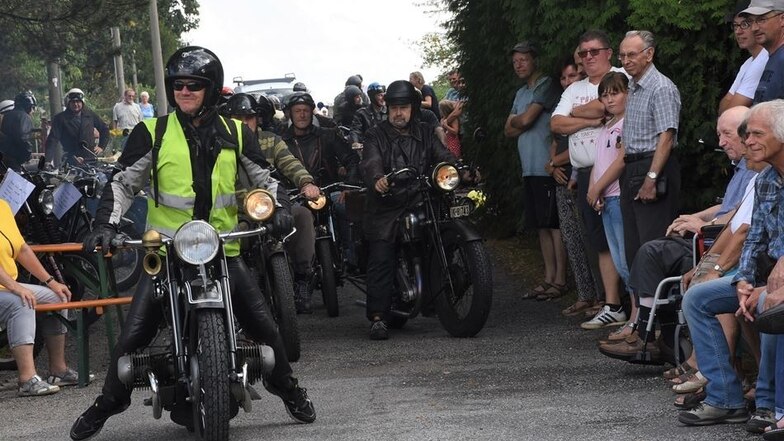 Die Mehrzahl der Besitzer von den über 40 historischen Motorrädern und Mopeds nimmt am Sonnabendnachmittag an einer Ausfahrt von Ödernitz nach Niesky teil.