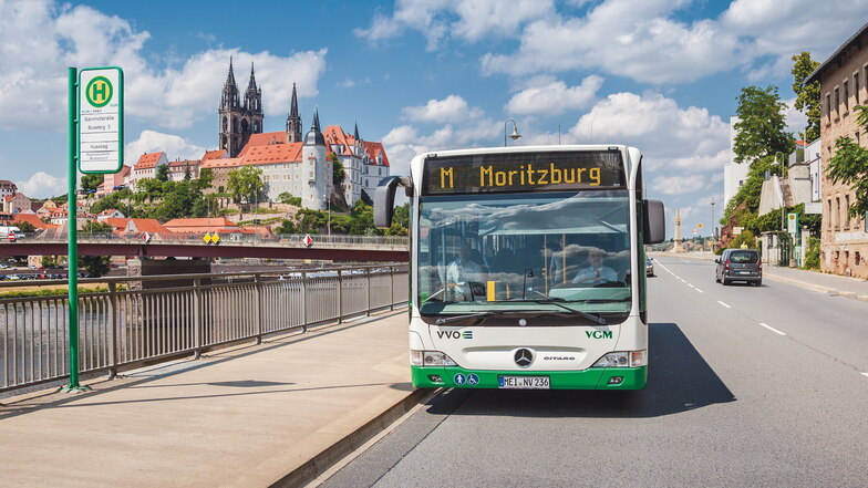 Mit der Linie M der Verkehrsgesellschaft Meißen kann man von der Porzellanstadt zum Jagdschloss Moritzburg fahren. Am Entdeckertag sind viele weitere Erkundungstouren möglich.