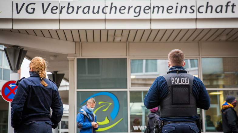 Vor dem Geschäft der Verbrauchergemeinschaft in der Dresdner Neustadt überwachte die Polizei am Sonnabend das Geschehen.