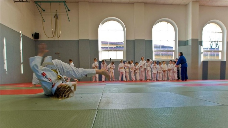 Die Matte liegt, das Training in der Kamenzer BSZ-Halle beginnt. Sandra Heinrich führt eine perfekte Judorolle vor. Die Neunjährige ist immerhin Bezirksmeister ihrer Altersklasse.