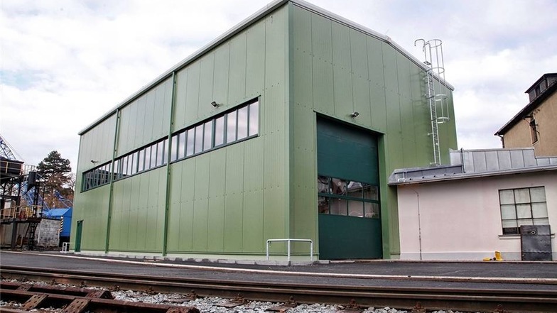 Lokwerkstatt  Um bestimmte Prüfungen selber machen zu können, hat sich der Kleinbahn-Betreiber Soeg in den letzten zwei Jahren für etwa eine Million Euro eine neue Lok-Werkstatt am Bahnhof gebaut.