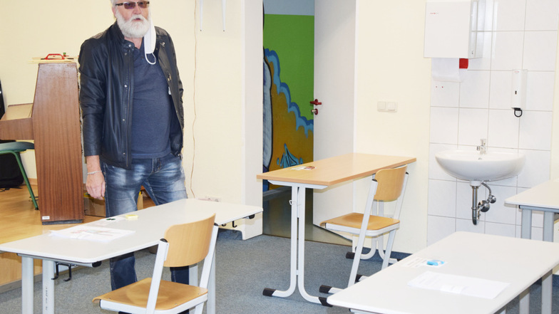 Schulleiter Joachim Glücklich in einem Klassenraum der Hoyerswerdaer Oberschule „Am Stadtrand“, in dem Abstandsregeln eingehalten werden. Das Foto entstand durch ein geöffnetes Fenster, weil auch Journalisten eine Schule jetzt nicht betreten dürfen.