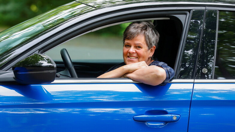 Ellen Pietsch aus Oderwitz fährt seit rund einem Jahr E-Auto: Einen Opel Corsa.