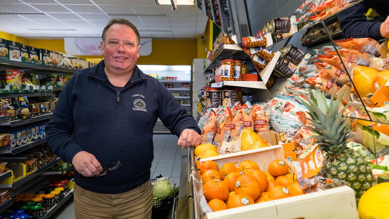 Hendrik Förster bietet in seinem Geschäft auch frisches Obst und Gemüse an.