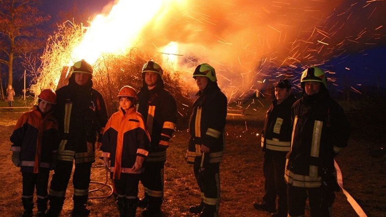 Zusammenarbeit ist wichtig: Auch das Osterfeuer im 25. Vereinsjahr des Anglervereines Rödertal wurde deshalb von der Hermsdorfer Feuerwehr entzündet.