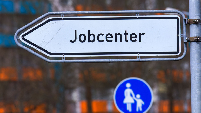 Sachsens Jobcenter zählen wieder mehr Arbeitslose, weil Tausende Ukrainer sich anmelden konnten. Doch die Arbeitslosigkeit ist geringer als vor einem Jahr.