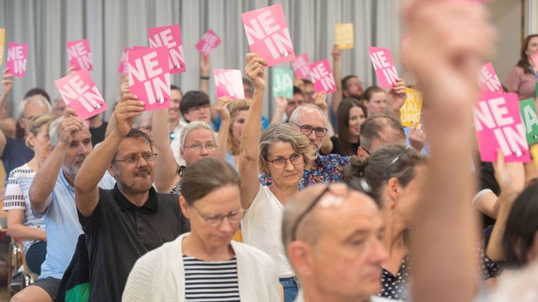 Wahlforum zur Landtagswahl: Das Publikum im Veranstaltungssaal der Volkshochschule konnte mit Abstimmungskarten die eigene Meinung kundtun.