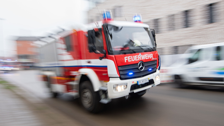 Ausrückendes Feuerwehrfahrzeug: In Klotzsche ist es zur Explosion eines Ölofens gekommen.