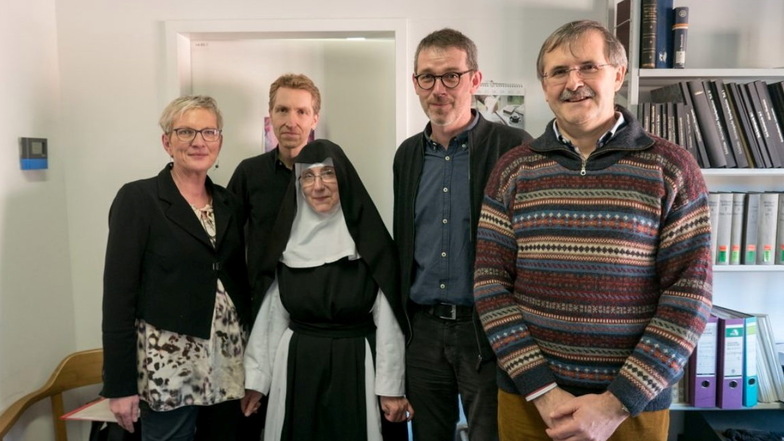 Schwester Juliana Lindner (Mitte) vom Kloster St. Marienthal hat den Transport der Handschriften 2016 nach Leipzig begleitet. Hier kam sie auch mit Dr. Christoph Mackert vom Handschriftenzentrum (2. von links) zusammen.