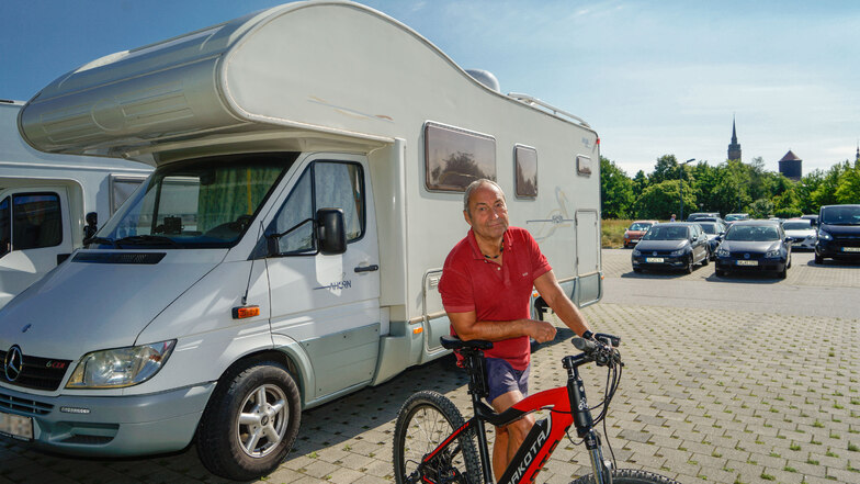 Klaus aus Berlin lobt die Stellflächen für Wohnmobile am Schliebenparkplatz in Bautzen. Es sei aber nicht immer so einfach, einen freien Platz zu erwischen.