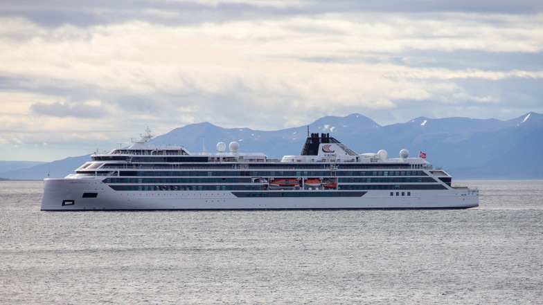 Das Kreuzfahrtschiff «Viking Polaris» liegt vor Ushuaia. Beim Aufprall einer gewaltigen Welle auf das Kreuzfahrtschiff auf Antarktis-Tour sind ein Fahrgast getötet und vier weitere verletzt worden.
