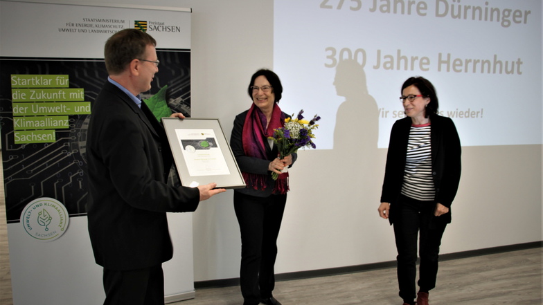 Dürninger-Geschäftsführer Albrecht Kittler (von links nach rechts) erhält die Urkunde von Cornelia Ritter von der IHK Dresden und Dagmar Rilke, Referatsleiterin beim Umweltministerium in Dresden.